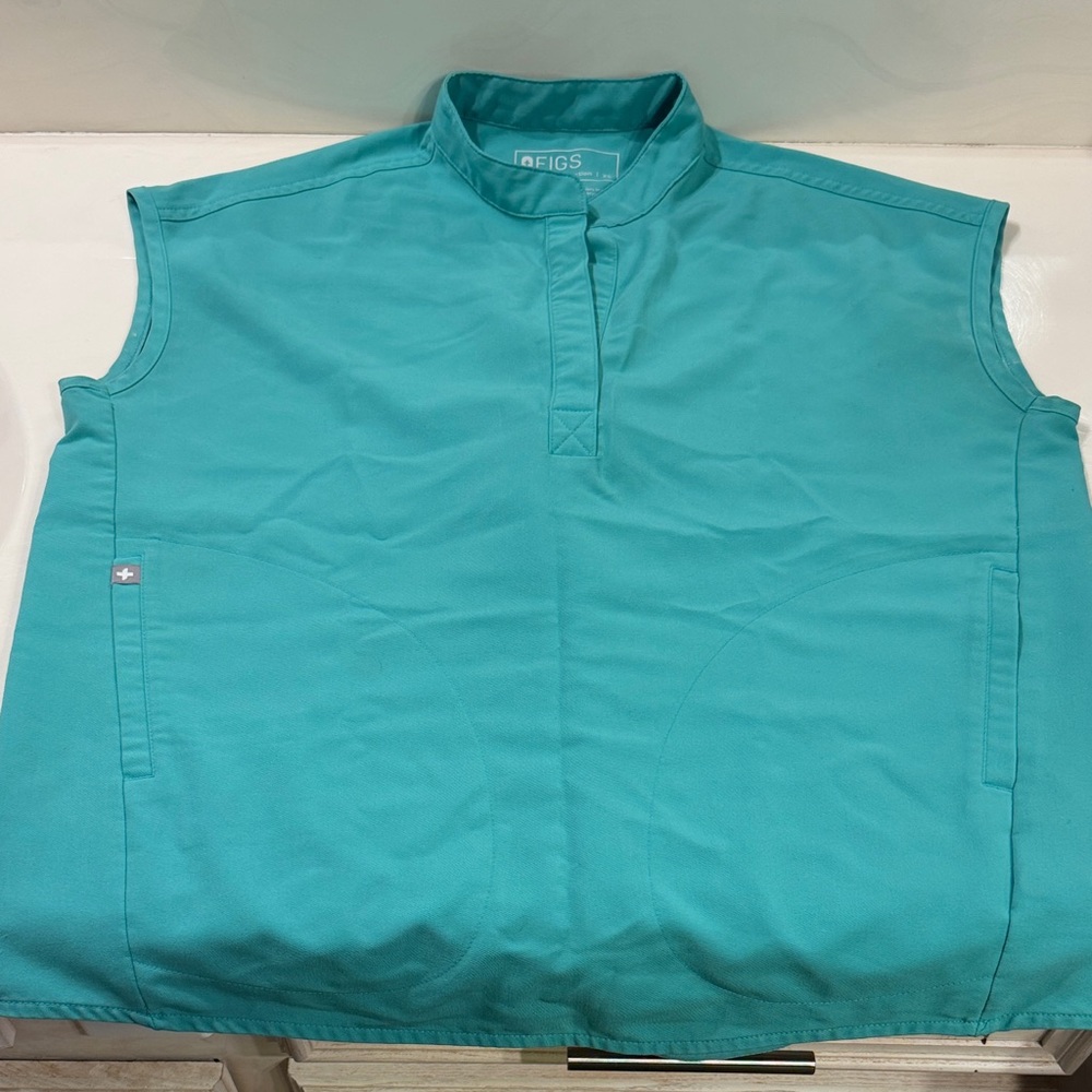 Figs Scrub top